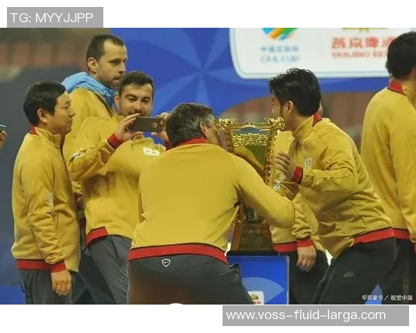 杭州亚运会羽毛球队展现卓越团队协作精神与拼搏精神的精彩表现