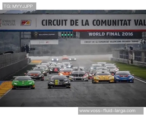 足球巨星挑战极速车赛展现超凡速度与激情的巅峰对决 足球巨星挑战极速车赛展现超凡速度与激情的巅峰对决