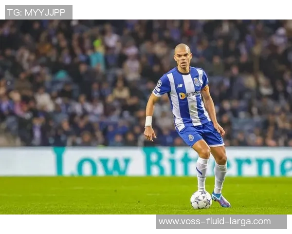 足球明星佩佩在比赛中的争议犯规引发热议与讨论 足球明星佩佩在比赛中的争议犯规引发热议与讨论