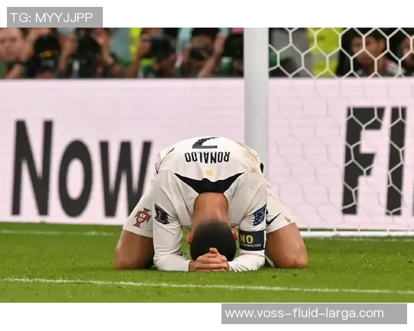 足球明星在比赛中情绪失控泪洒赛场感人瞬间引发球迷共鸣 足球明星在比赛中情绪失控泪洒赛场感人瞬间引发球迷共鸣